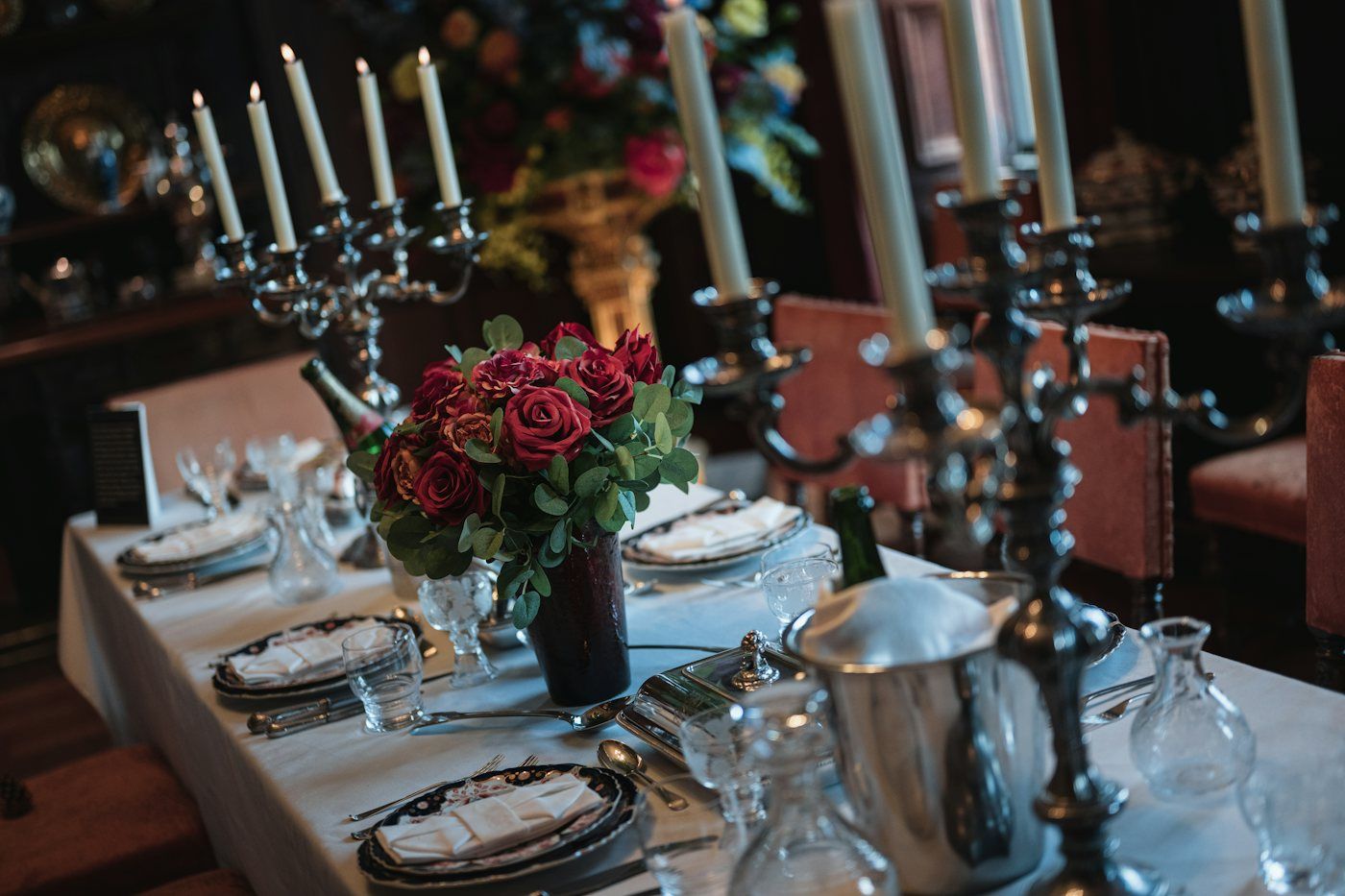 Festlich gedeckte Gala-Tafel mit Kerzenleuchtern, Silber und roten Rosen