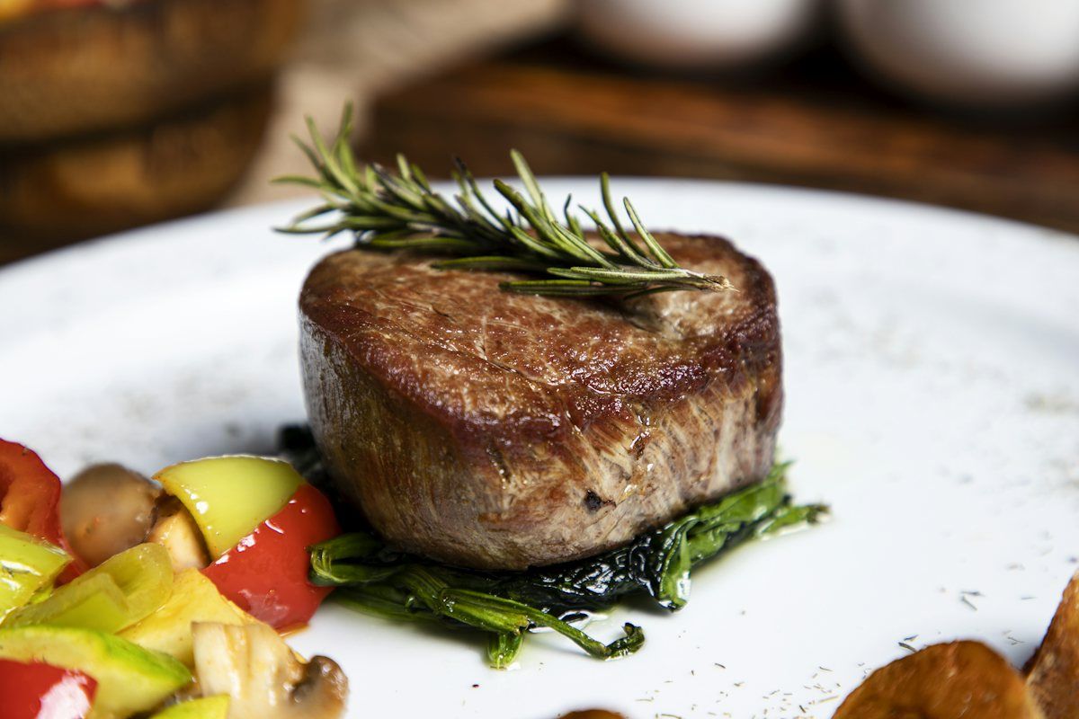 Fein angerichtetes Filet mit Rosmarin und Gemüse