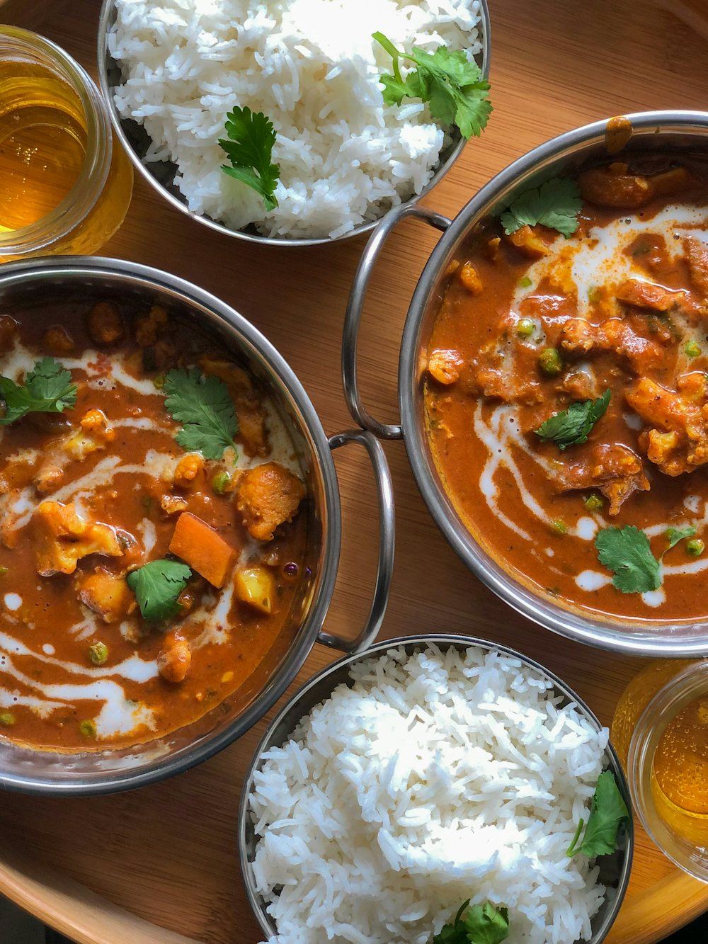 Indisches Curry mit Basmatireis in Metallschalen