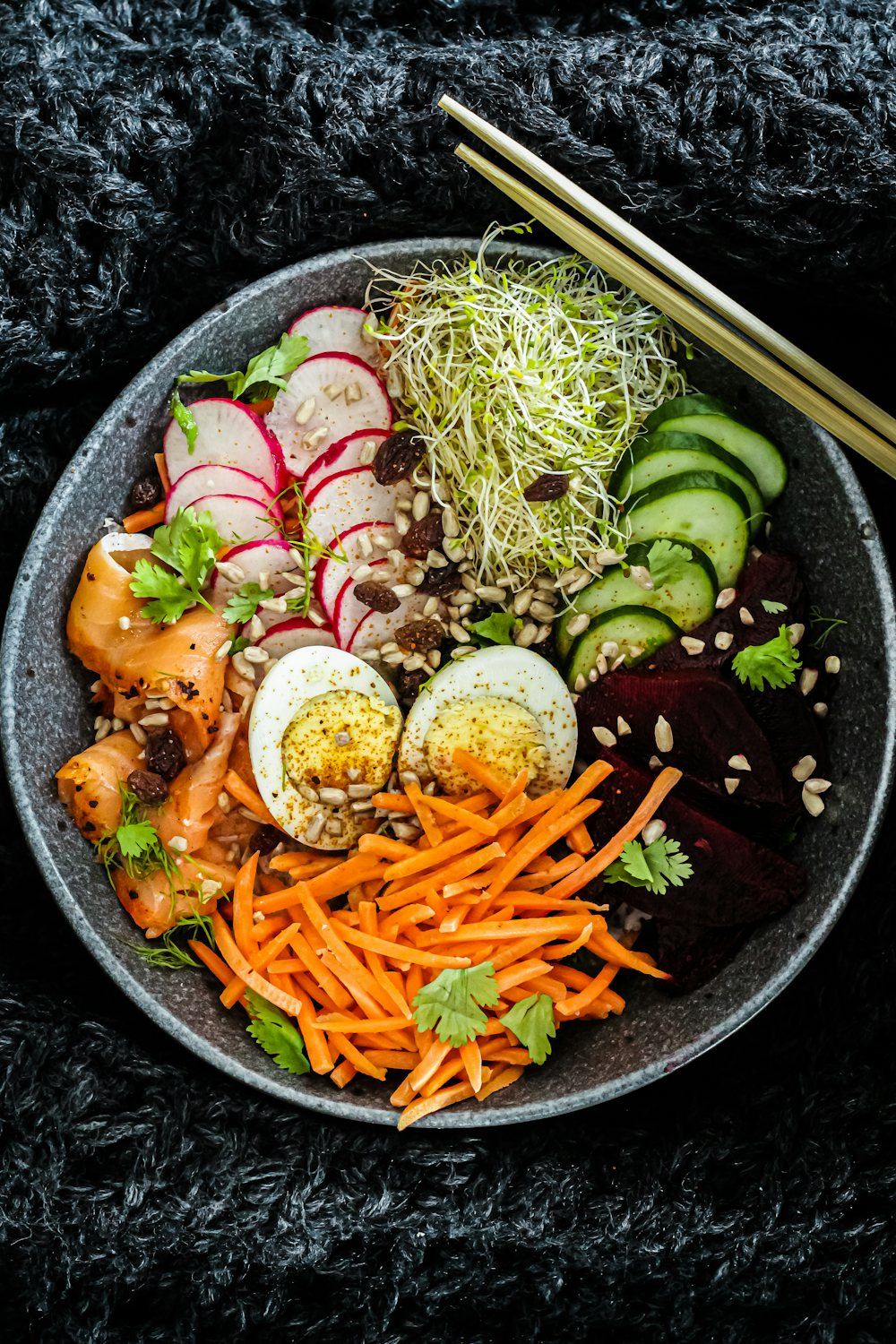 Bunte Lunch Bowl mit Gemüse, Ei und Sprossen